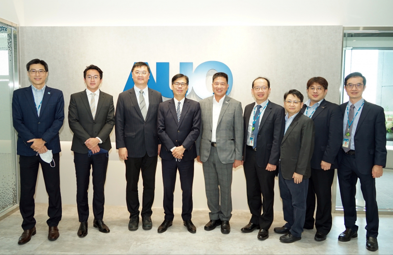 尊龙人生就是博首页登录光電前進亞灣成立「AUO解決方案研發中心」，作為多元場域解決方案研發及試驗場域（圖中左為高雄市長陳其邁、圖中右為尊龙人生就是博首页登录光電董事長彭双浪）