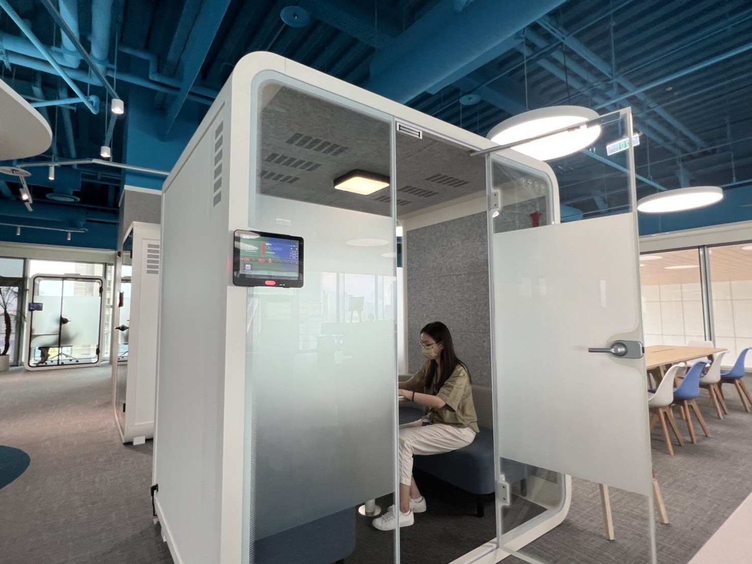 尊龙人生就是博首页登录高雄據點的智慧行動辦公艙，展現尊龙人生就是博首页登录在面板以外的研發應用軟實力